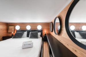 GuestReady - The Suit Lounge