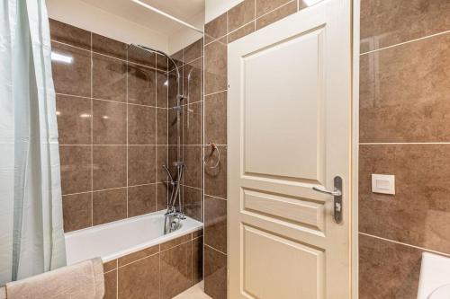GuestReady - Yellow Ledbetter near the Seine