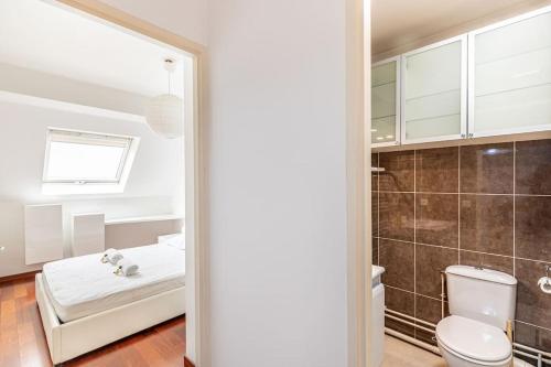 GuestReady - Yellow Ledbetter near the Seine