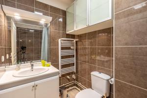 GuestReady - Yellow Ledbetter near the Seine