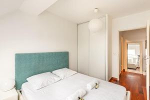 GuestReady - Yellow Ledbetter near the Seine