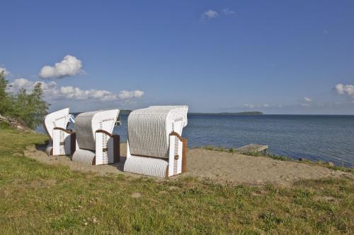 Gutshof Ostseeblick Ferienwohnungen FeWo 3 Terrasse, Gartennutzung