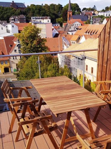 Hafenkoje mit Blick über Hafen und Altstadt