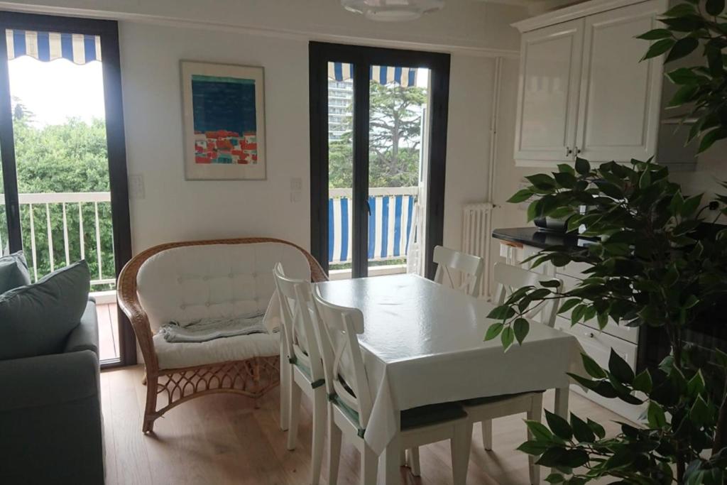 Appartement Harmonieux  70 m avec BALCON vue sur la MER 18 Avenue Francis Tonner 06150 Cannes