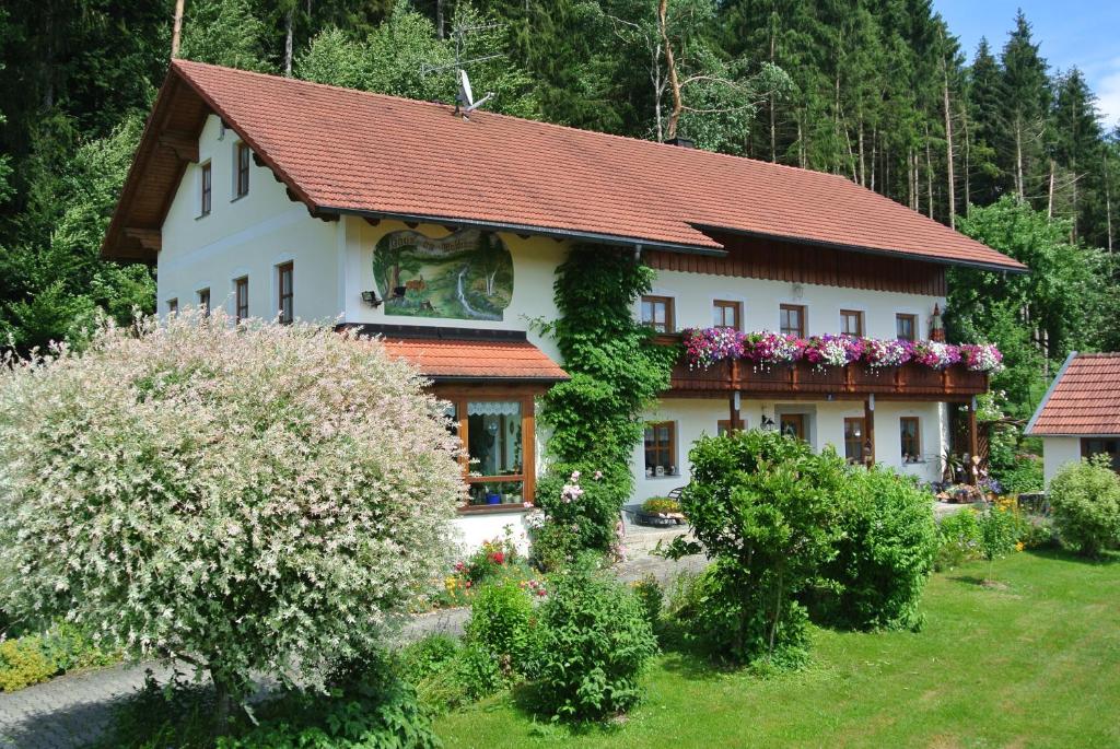 Haus Am Waldrand - Ferienwohnung Augustin Unterhüttensölden 51, 94481 Grafenau