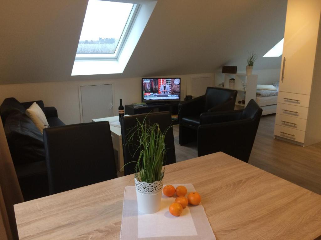 Appartement Haus Willi - kleine & schnuckelige Ferienwohnung in Ortenberg mit WLAN Balkon Parkplatz - neu & sauber & gemütlich Konradsdorfer Straße 24 63683 Ortenberg