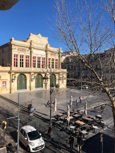 Appartement Hausmannien Allées Paul Riquet vue sur Theatre · Béziers france