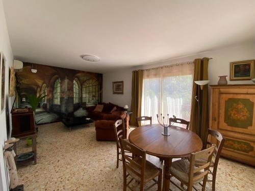 Haut de villa avec terrasse privative jardin et parking tout près des plages