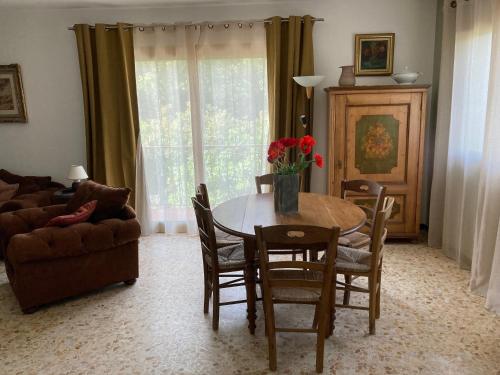 Haut de villa avec terrasse privative jardin et parking tout près des plages