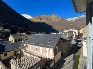 Haut du village, T2 + alcôve 5p.