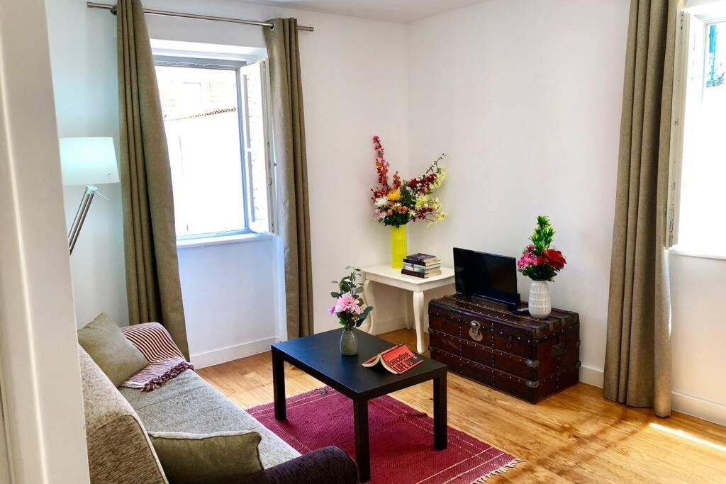 Appartement Heart of Lisbon Private Apartment, Bairro Alto 32 Travessa da Espera 2nd floor 1200-208 Lisbonne