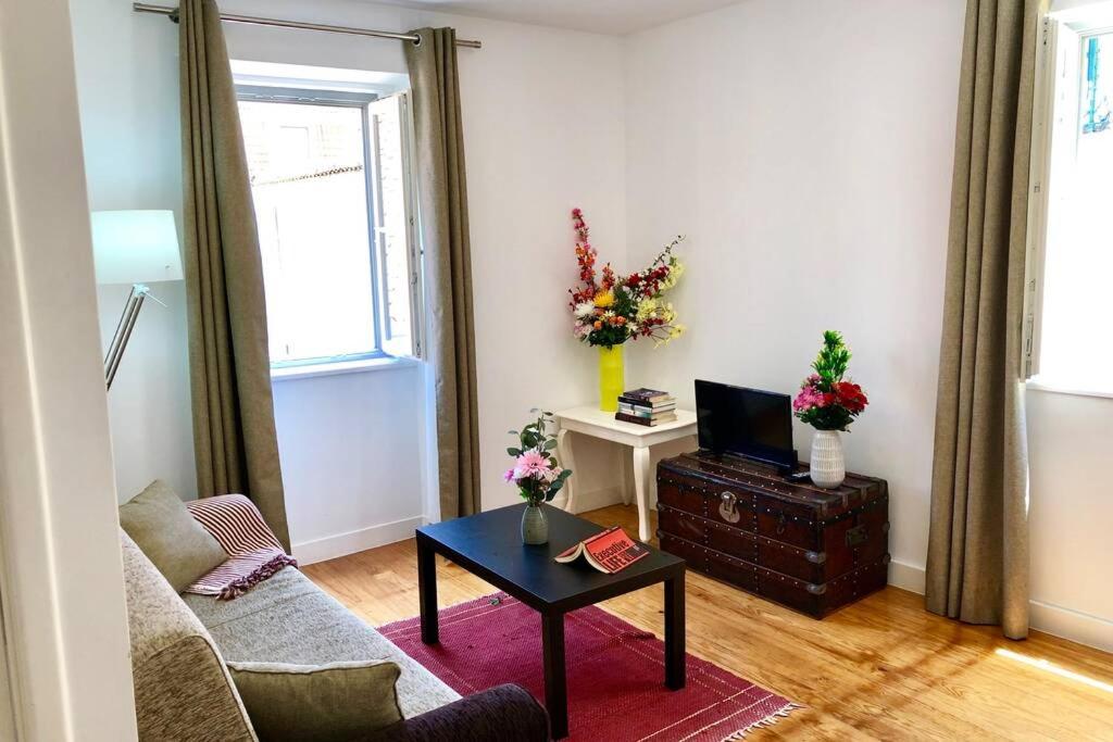 Heart of Lisbon Private Apartment, Bairro Alto 32 Travessa da Espera 2nd floor, 1200-208 Lisbonne