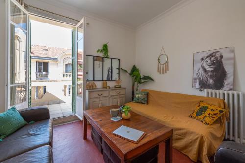 Heart of Nice, Authentic Niçois charm, terrace.