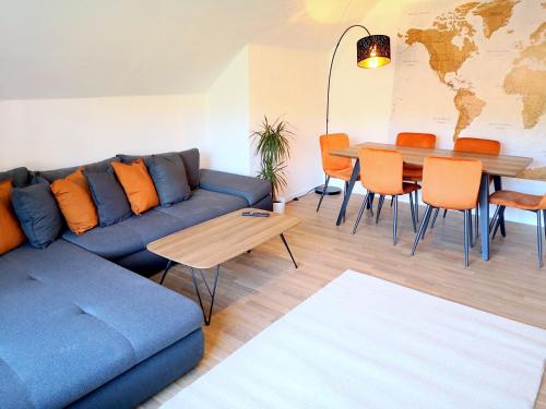 Helle Ferienwohnung mit Balkon, Küche, Parkplatz & Waschmaschine