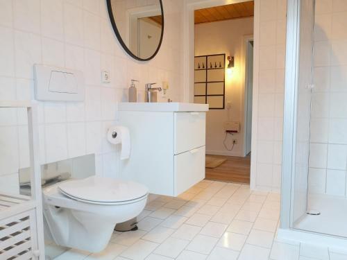 Helle Ferienwohnung mit Balkon, Küche, Parkplatz & Waschmaschine