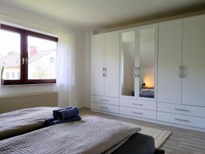 Helle Ferienwohnung mit Balkon, Küche, Parkplatz & Waschmaschine