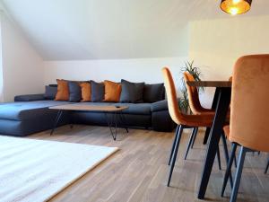 Helle Ferienwohnung mit Balkon, Küche, Parkplatz & Waschmaschine