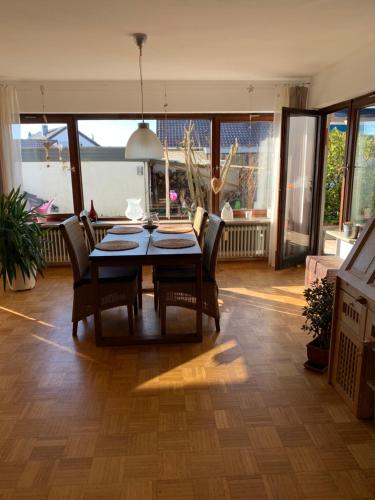 Helle Wohnung mit Wintergarten, Terrasse und Garten