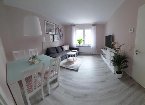 Helles modern eingerichtetes Apartment