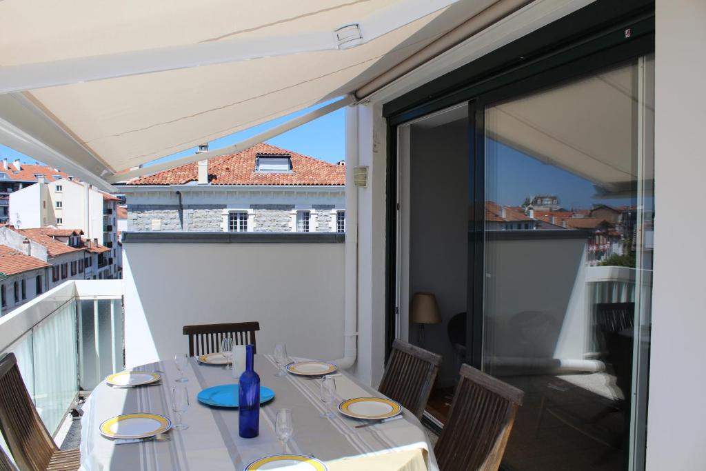 HERENSUGE 3 CHAMBRES ET TERRASSE CENTRE VILLE 5 Rue Chauvin Dragon, 64500 Saint-Jean-de-Luz