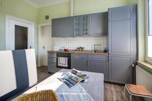 Herr Friese, Wohnung Nr. 6