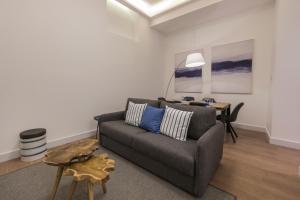 High Ceiling Duplex Apartment at Cais do Sodre