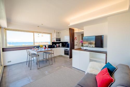 High Standing with Incredible Old Antibes and Sea views