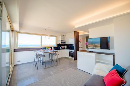 High Standing with Incredible Old Antibes and Sea views