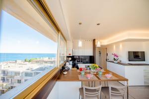 High Standing with Incredible Old Antibes and Sea views