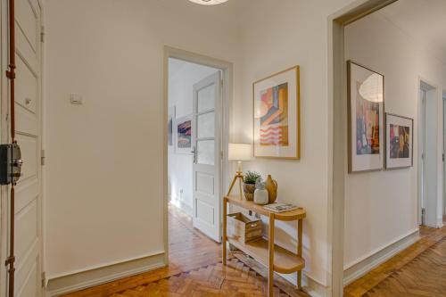 Hip and Spacious TM Flat in Areeiro