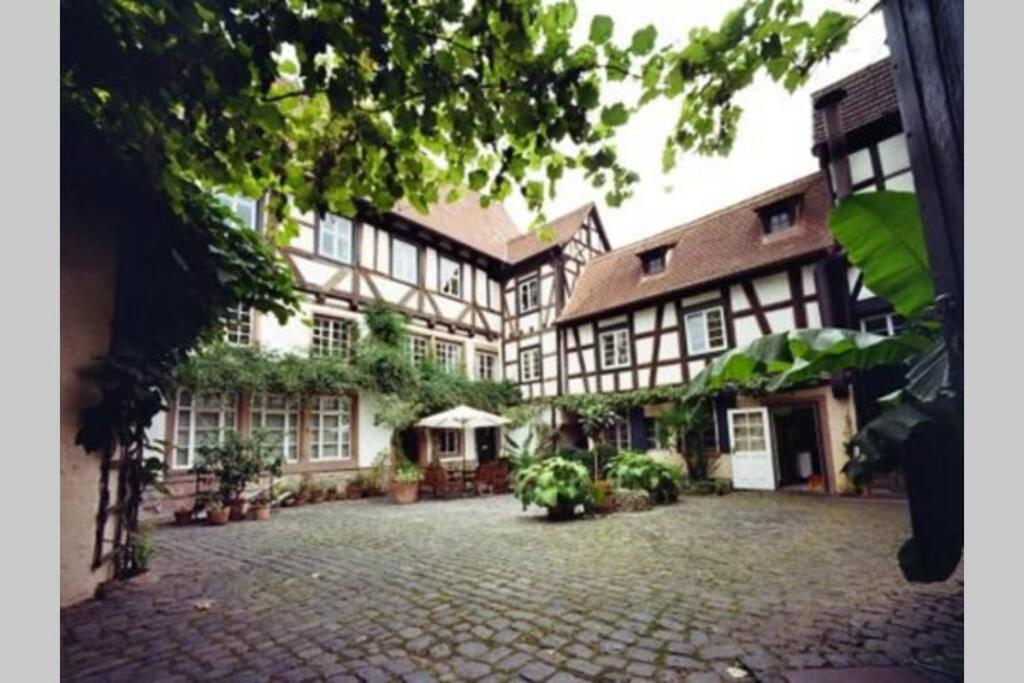 Historischer Adelshof am Marktplatz, Atelier 70 m² 18 Marktplatz Wohnung EG - 1.OG, 69469 Weinheim