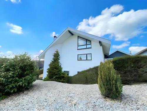 Hochwertige Wohnung mit Parkplatz, Grill, Terrasse