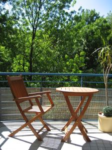 Hochwertiges Apartment im Grünen, zentral gelegen, ruhig, Balkon