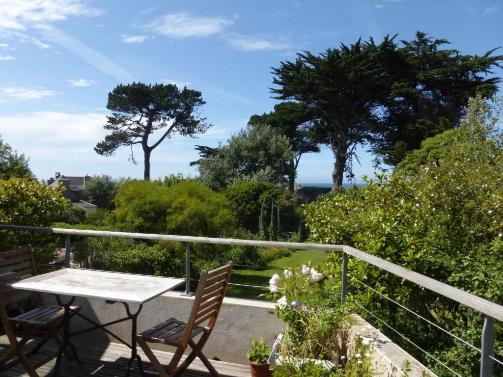 Appartement Holiday flat with sea and garden view, just 400m from the beach in Port-Blanc  22710 Penvénan