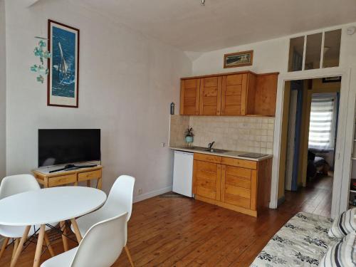 Holiday flat with sea and garden view, just 400m from the beach in Port-Blanc