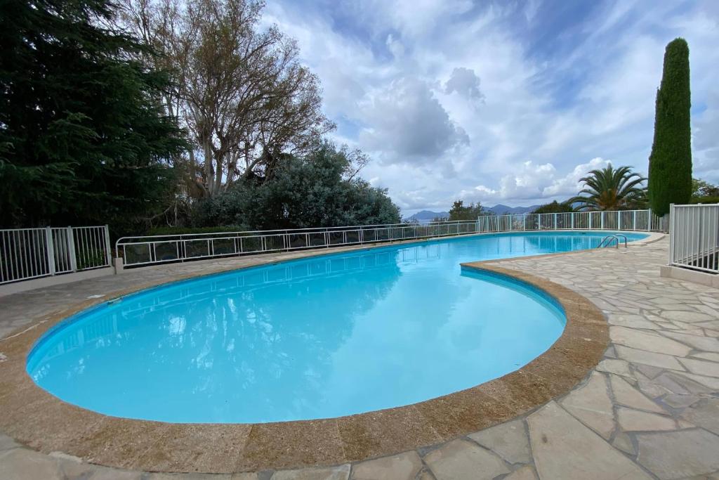 Holidays Congresses Pool Cannes center Live IN Monte Leo 26-28 AVENUE DU GENERAL KOENING RESIDENCE MONTE LEO, 06400 Cannes