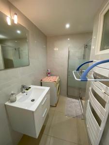 Holidays Congresses Pool Cannes center Live IN Monte Leo