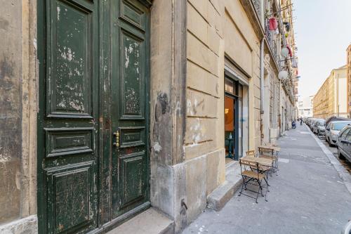 HOME: Les richesses de Marseille à vos pieds!