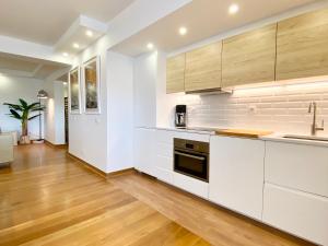 Home Out Luxury Marina Apartment - 2 Bedrooms Sea View