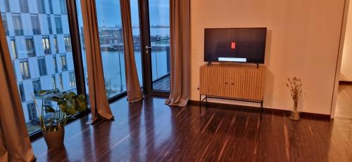 Homey Apartments Harbor Suite - Parking Two Bathrooms Netflix Sea view