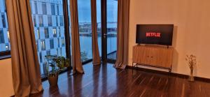 Homey Apartments Harbor Suite - Parking Two Bathrooms Netflix Sea view