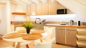 HOMEY BELLA - New / Duplex / Downtown / Close Geneva