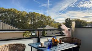 HOMEY MONTAIGNE - New - A 1 min à pied du LAC D'ANNECY - 2 Balcons privés - Appartement avec 2 chambres - Stationnement gratuit toute l'année sauf en été - juin à août