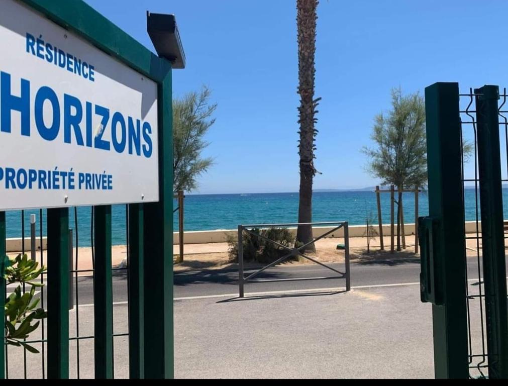 Appartement Horizon 5 pied dans l'eau HORIZON 5 APPARTEMENT 105 7EME ETAGE 18 D198 avenue Vincent Auriol 83980 Le Lavandou