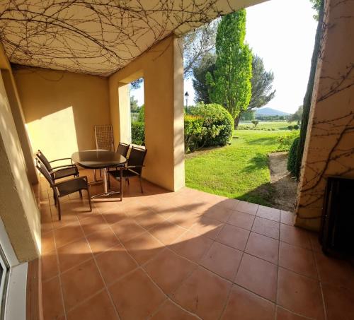 Hôtel du Golf de Pont Royal - appartement paisible rez de jardin - terrasse & piscine