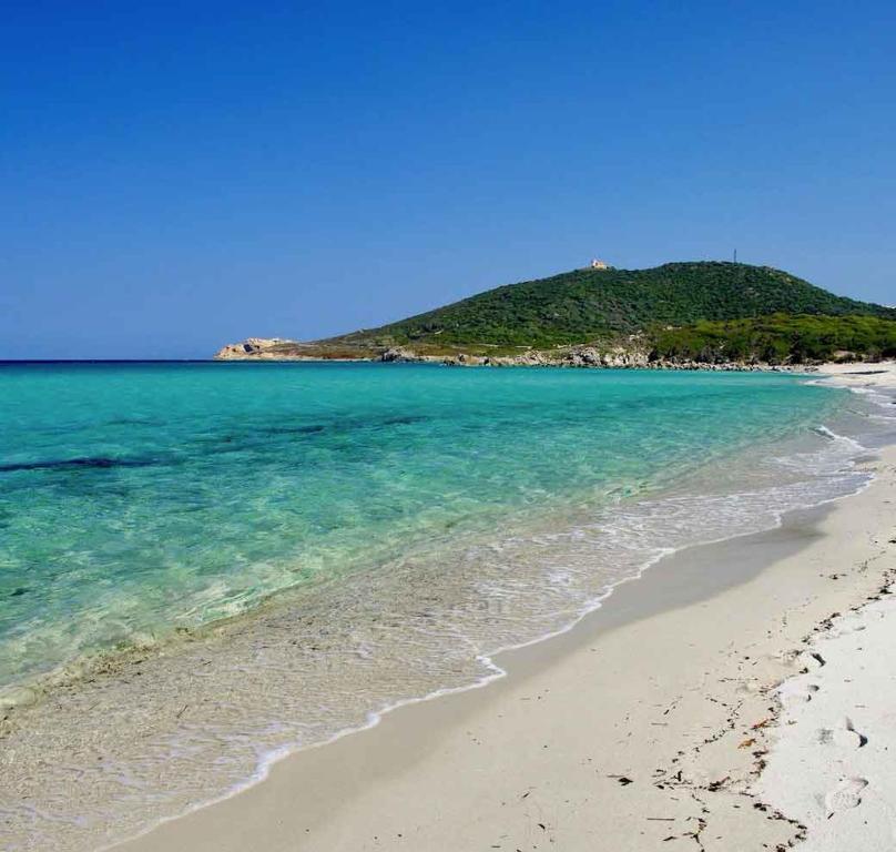 House located in opposite of beach!  Lagoa