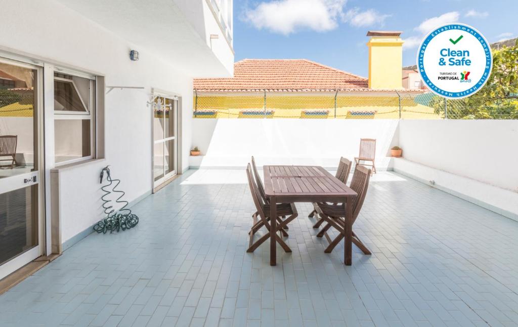 Appartement HOUZE_Flat near the beach with terrace Av. do Oceano 55 2825-484 Costa da Caparica