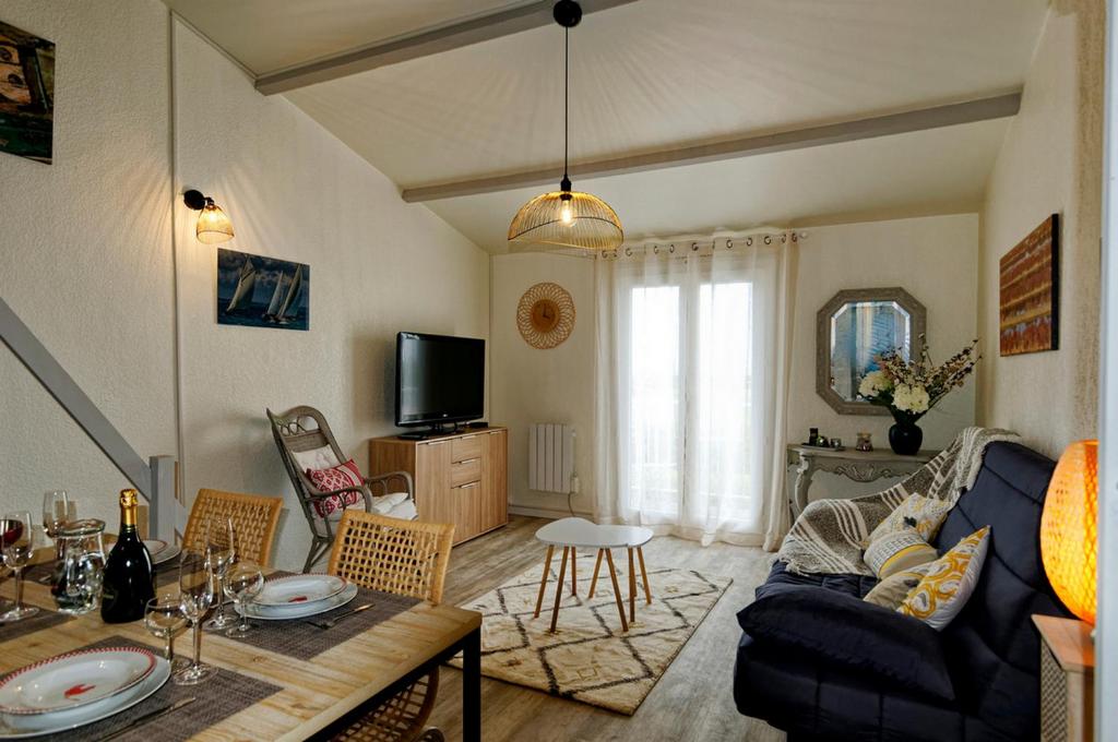 HUGO PARK AP4221 by Riviera Holiday Homes