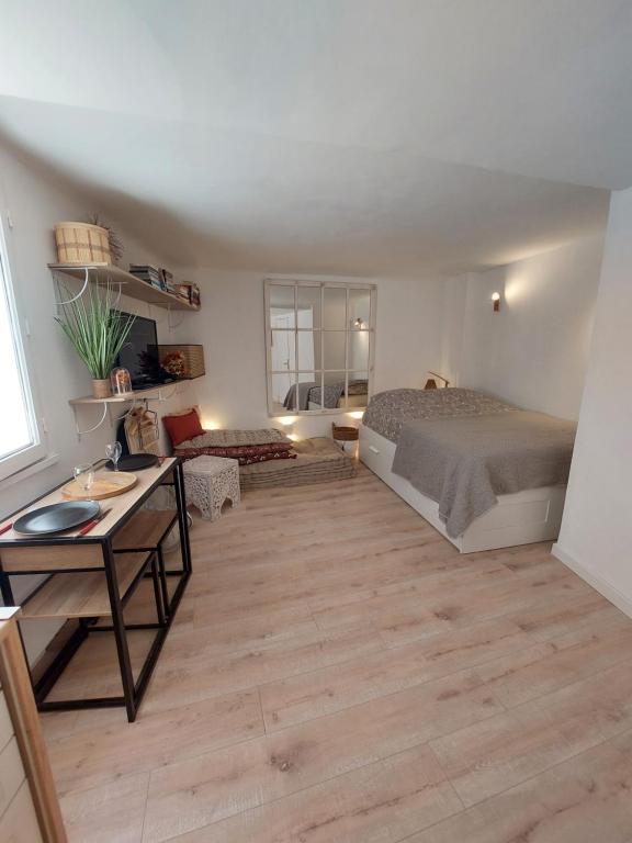 Appartement Hyères studio refait à neuf dans la cité médiévale 33 Rue Rabaton 83400 Hyères