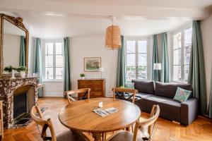 Appartement Hypolite 1  New - Appartement Cocooning - 80 mètres du Port d' Honfleur 2 place Arthur boudin 14600 Honfleur Normandie